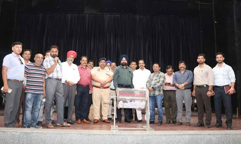 You are currently viewing Jalandhar : कमिश्नरेट पुलिस ने पटाखों की बिक्री के लिए 20 अस्थायी लाइसेंस किए जारी