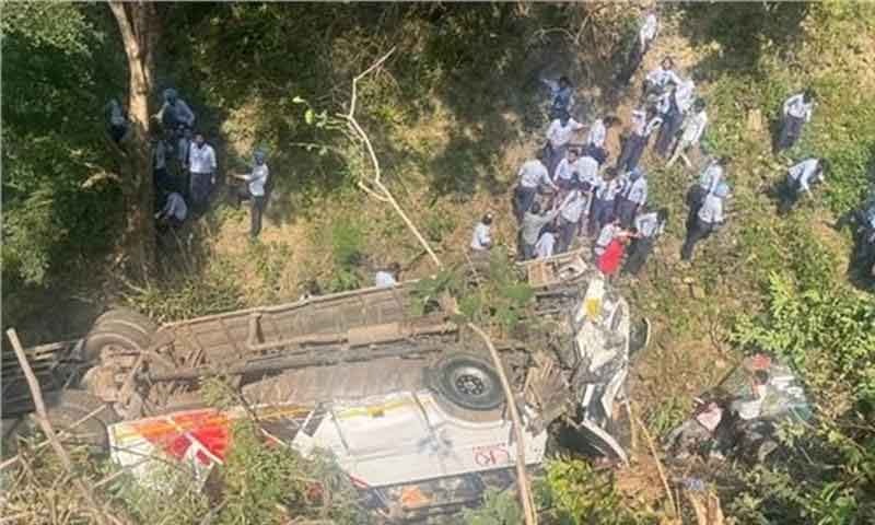 You are currently viewing खाई में गिरी पंजाब के स्कूल स्टूडेंट्स की बस