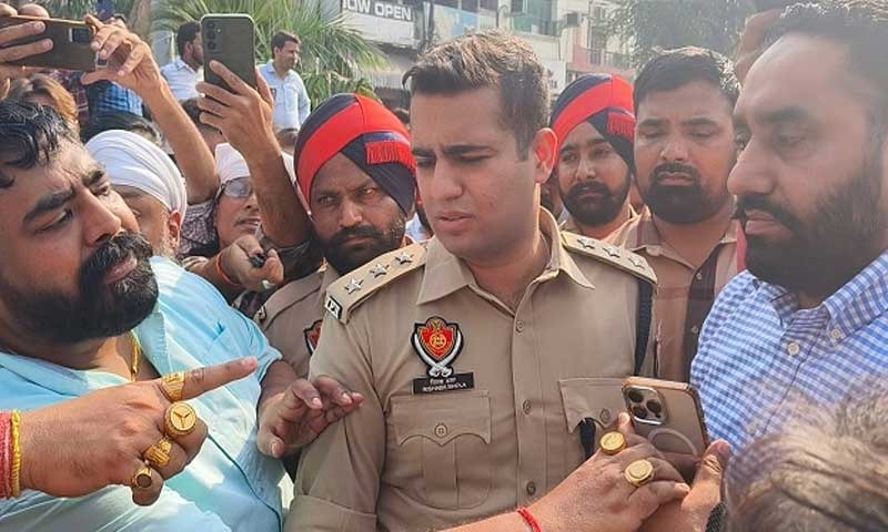 You are currently viewing जालंधर में बादशाह मर्डर केस में फिर माहौल गर्माया , पीड़ित परिवार ने किया धरना प्रदर्शन