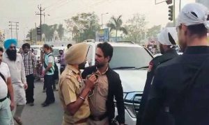 Read more about the article पंजाबी गायक मनकीरत औलख की कार का कटा चालान