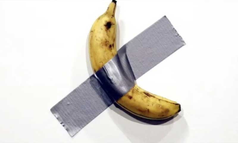 Read more about the article 8 करोड़ कीमत में बिकने को तैयार है ये टेप से चिपका केला, जाने क्या ख़ास है इसमें