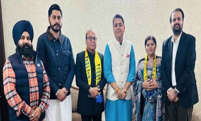 You are currently viewing नगर निगम चुनावों से पहले AAP पार्टी ने कांग्रेस को दिया बड़ा झटका, जालंधर के पूर्व मेयर पत्नी समेत आप पार्टी में शामिल