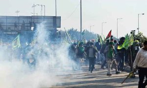 Read more about the article शंभू बॉर्डर पर बिगड़ा माहौल, कई किसान घायल, पुलिस ने दागे आंसू गैस के गोले