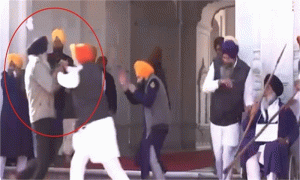 Read more about the article श्री दरबार साहिब में सेवा कर रहे सुखबीर बादल पर जानलेवा हमला