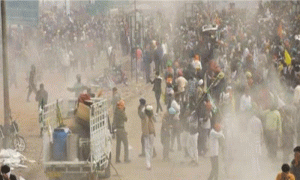 Read more about the article शंभू बार्डर पर माहौल तनावपूर्ण, किसान और पुलिस हुई आमने सामने…फैंके आंसू गैसे गोले