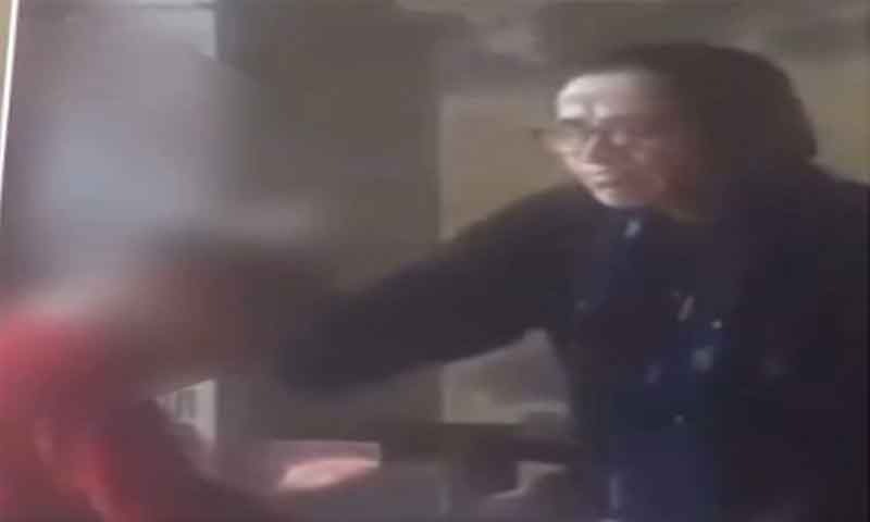 You are currently viewing प्रिंसिपल ने छात्र की बेरहमी से पिटाई की और बाल खींचे , शिक्षा मंत्री ने कहा करेंगे आपराधिक कार्रवाई