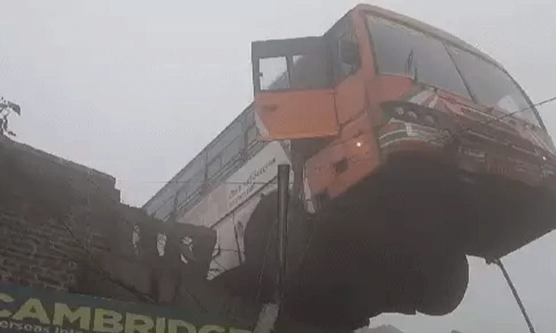 You are currently viewing घने कोहरे के बीच जालंधर से लुधियाना जा रही रोडवेज बस का हुआ एक्सीडेंट , फ्लाईओवर पर लटकी बस