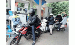 Read more about the article अब हेलमेट के बिना पंपों पर नहीं मिलेगा पेट्रोल, परिवहन विभाग द्वारा एडवाइजरी जारी