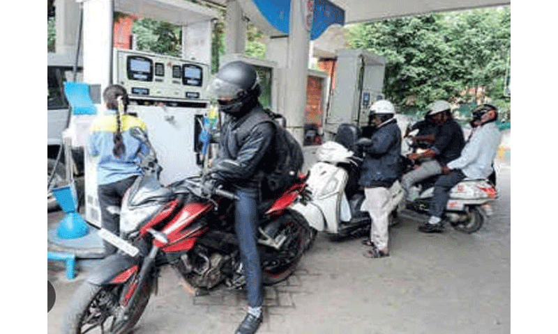 You are currently viewing अब हेलमेट के बिना पंपों पर नहीं मिलेगा पेट्रोल, परिवहन विभाग द्वारा एडवाइजरी जारी