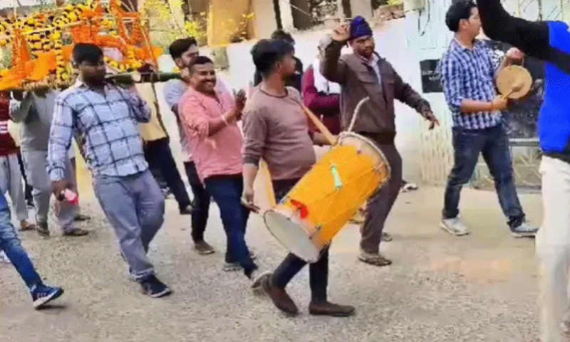 You are currently viewing पिता की शव यात्रा में बेटे ने किया जमकर डांस, तेरहवीं पर बजवाया DJ