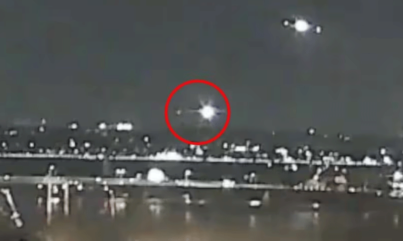 You are currently viewing अमेरिका में बड़ा हादसा, हेलीकॉप्टर से टक्कर के बाद यात्री विमान दुर्घटनाग्रस्त