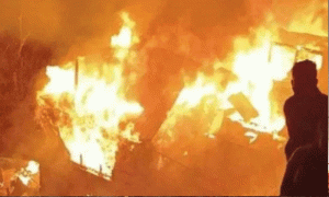 Read more about the article ट्रक में आग लगने से उसमें रखे 60 से ज्यादा सिलिंडर फटे, इलाके में दहशत और अफरा-तफरी मची