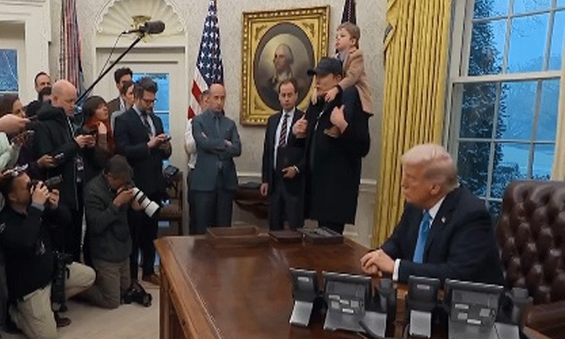 You are currently viewing पिता एलन मस्क के कंधे पर बैठ मस्ती करते दिखा बेटा , सामने थे डोनाल्ड ट्रंप…वीडियो वायरल