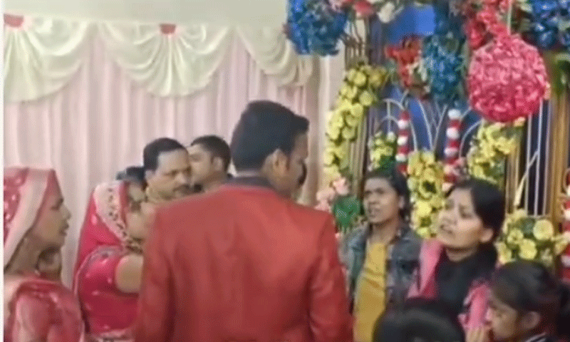 You are currently viewing पति की शादी में पहुंची पहली पत्नी, किया हाई वोल्टेज ड्रामा