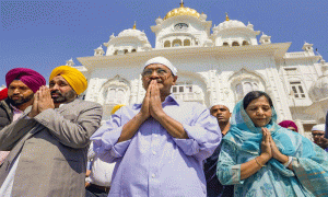 Read more about the article पत्नी के साथ अरविंद केजरीवाल गोल्डन टेम्पल पहुंचे , CM भगवंत मान भी साथ रहे मौजूद