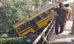 Read more about the article पंजाब में बच्चों से भरी स्कूल बस नाले में गिरी, मची चीख-पुकार