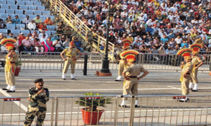 Read more about the article Operation Sindoor के बाद अटारी सीमा पर रिट्रीट सेरेमनी हुई शुरू, अब न हाथ मिले, न खुले दरवाजे…