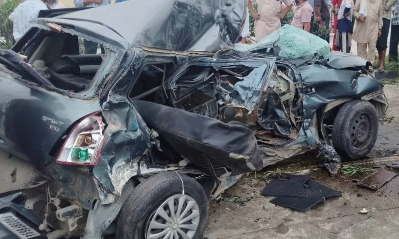 Read more about the article पंजाब में चलती कार का टायर फटने से भीषण हादसा ,गाड़ी के उड़े चिथड़े