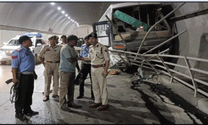 Read more about the article रामबन में अमरनाथ यात्रियों से भरी बस सुरंग के अंदर ग्रिल से टकराई