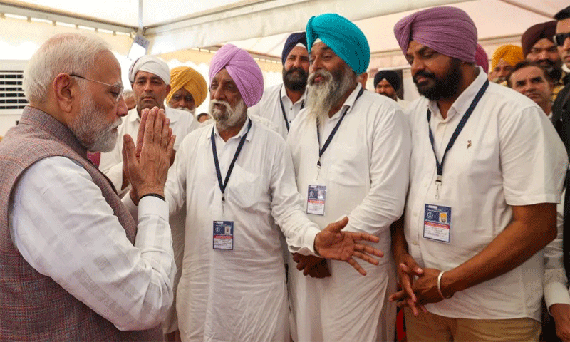 You are currently viewing PM मोदी ने पंजाब में बाढ़ पीड़ितों से की मुलाकात, 1600 करोड़ रुपये के राहत पैकेज की घोषणा की