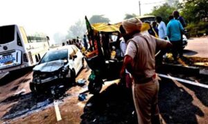 Read more about the article कार का टायर फटने से गाड़ी की ऑटो से हुई टक्कर, 18 लोग घायल