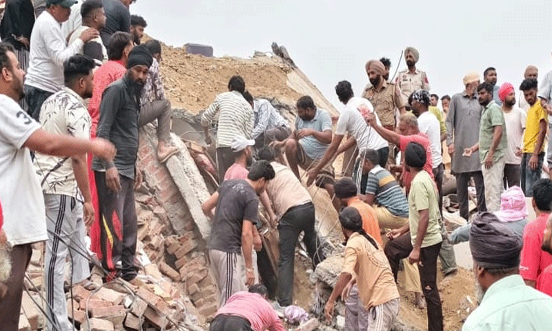 पंजाब : जैक से मकान ऊपर उठाने का काम चल रहा था, ताश के पत्तों की तरह अचानक ढह गया मकान