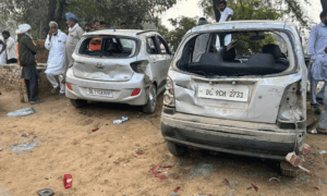 Read more about the article शादी समारोह में तोड़-फोड़, रिश्तेदारों की गाड़ियां तोड़ी, बाइक जलाई