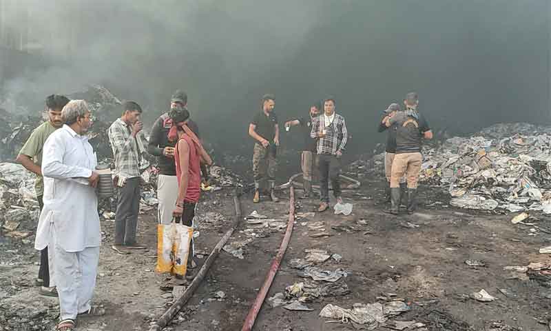 जालंधर में कबाड़ के गोदाम में लगी भीषण आग: 80 झुग्गियों समेत कई फैक्टिरयां आई चपेट में