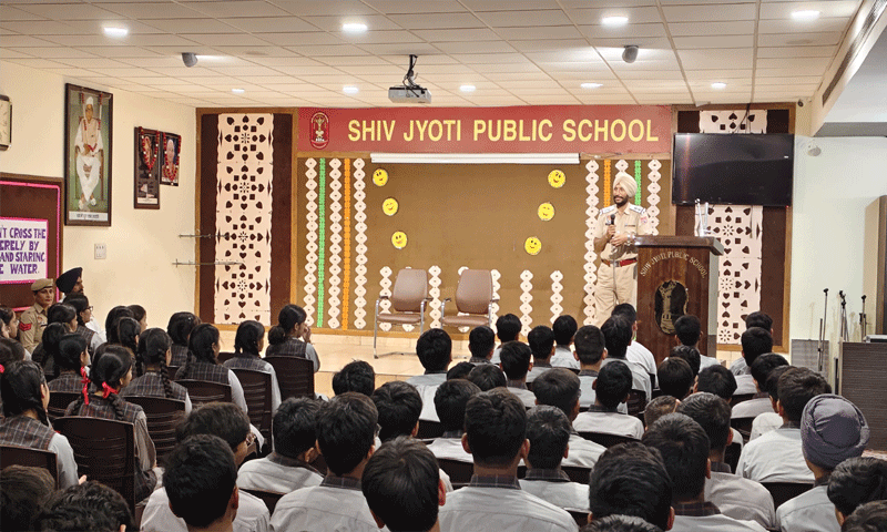 शिव ज्योति पब्लिक स्कूल के विद्यार्थियों को आपातकालीन सहायता तथा ट्रैफ़िक नियमों के प्रति किया गया जागरूक