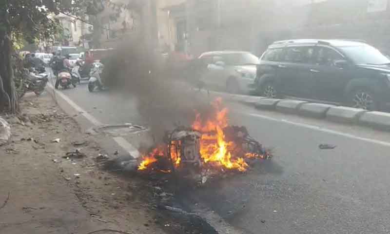 जालंधर में चिकचिक चौक के पास 2 पक्षों की झड़प में एक्टिवा को लगाई आग